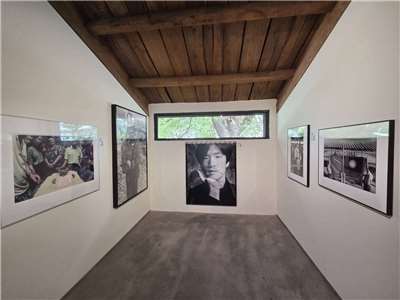《我們 台灣》攝影展由台灣好基金會首度攜手國立台灣美術館、國家攝影文化中心，將國家級攝影典藏跨越中央山脈，帶進池上60歲老穀倉。（江昭倫 攝）