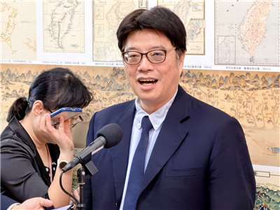 針對中國將實施出入境新規，陸委會主委邱垂正5日赴立法院受訪。(鄭佑漢 攝)