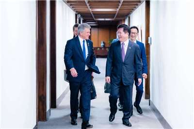 外交部長林佳龍(前右)4日在外交部午宴歡迎美國聯邦眾議院外交委員會榮譽主席麥考爾(Michael McCaul，前左）。(外交部提供)