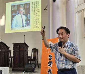 國史館館長陳儀深介紹《被出賣的台灣》作者葛超智。(陳國維 攝)