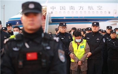 美方官員近日表示，東南亞詐騙園區大多由具中國背景的跨國犯罪組織主導。圖為從緬甸詐騙園區出來的中國人被押返中國。(翻攝@中國公安部微博)