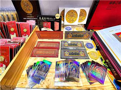 搭配近期《龍藏經》參觀熱潮，故宮於2026台灣文博會現場推出多款全新商品。(故宮提供)