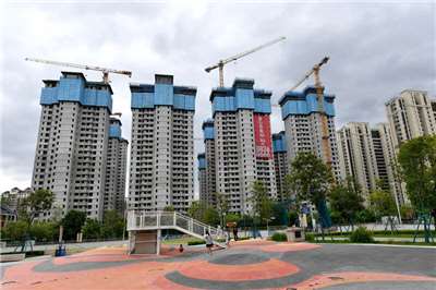 中國今年1至7月國有土地使用權出讓收入年減30.8%，主因房地產市場低迷導致土地需求驟降。圖為福建省福州市正在興建的一處建案。