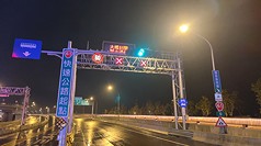 交通部公路局8日表示，晚間9時將預警性封閉淡江大橋人行自行車道及機車道，並實施主線降速管制行駛。