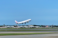 桃機公司表示，4日上午8時23分機場無人機偵測系統於禁止活動範圍發現無人機訊號，立即依標準作業程序啟動應變機制。資料照。