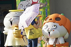 今天(2日)各地仍為多雲到晴，午後南部地區及其他山區有局部短暫雷陣雨。高雄地區民眾趁好天氣走訪駁二藝術特區。