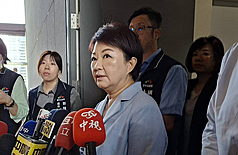 台中市長盧秀燕（前中）10日表示，下午進行城鎮韌性演習，呼籲民眾屆時若遇到緊急狀況，需要救災、救護等，都請用電話通報。