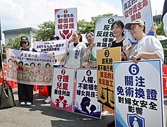 中華人權協會、中華民國生命權平等協會等民團1日到凱達格蘭大道舉辦集會活動，訴求拒絕毒酒駕、爭
取司法正義，改革警察權益與司法制度等，與會者高舉標語表達立場。