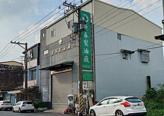 近期8批問題苦茶油，源頭皆指向嘉義源春製油廠，經查業者是以「前店後廠」模式，於自家店面及官方網站販售自行產製油品，嘉義縣衛生局已要求停工、關閉門市。
