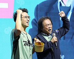 民進黨2日舉行台北市黨部主委就職典禮，台北市長參選人沈伯洋(左)出席，擔任沈伯洋競選辦公室副主委的立委王世堅(右)送上水勺，比喻既然選擇承擔任務，就不要畏懼過程必然會面臨的困難及挑戰。(中央社)
