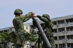 漢光實兵演習將於8月5日登場，負責南部防務的第四作戰區2日表示，教育召集受召人員已展開建制武器訓
練，熟稔戰技厚植後備戰力。（第四作戰區提供）