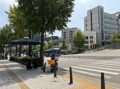 韓國連日高溫，首爾市3日召開高溫緊急對策會議，針對健康弱勢族群、戶外工作者及一般市民擬定抗暑策略。圖為首爾一處斑馬線旁的遮陽傘。