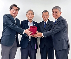 國家資通安全研究院3日舉行院長交接儀式，前院長林盈達（左起）、資安院董事長李德財、數發部資安署長蔡福隆與新任資安院長龔化中出席。（資安院提供）