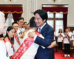 總統賴清德（前右）3日上午在總統府接見第一屆「金唐獎」得獎者及入圍者。賴總統說，政府會從權利、照顧及健康3個面向，讓服務貼近唐氏症者的需要。