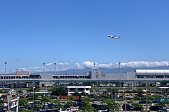 桃園國際機場股份有限公司表示，4日上午8時23分機場無人機偵測系統於禁止活動範圍發現無人機訊號，立即啟動應變機制，暫停南、北跑道起降作業，暫停起降約10分鐘。