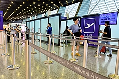 配合「2026城鎮韌性（防空）演習」，桃園國際機場13日下午2時30分至3時實施疏散避難、交通管制等演練，期間行動數據網速將明顯下降。航班起降不受影響，機場捷運也維持正常運作，但聯外接駁暫停發車。