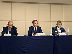 力積電4日舉行媒體交流會，代理董事長謝再居（中）表示，故董事長黃崇仁於今年力積電股東會時交代未來都要發股利，希望能夠達成，讓力積電股東能夠放心。