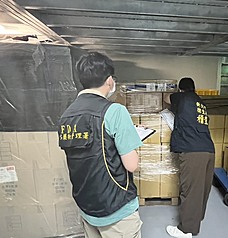 食藥署4日公布，目前共5家製油廠涉及出廠產品發生致癌物苯駢芘超標情形，包括連淨(新北市)、源春(嘉義縣)、農七十(新北市)、德昌(台南市)、源發(嘉義市)。圖為相關單位人員稽查封存情形。(食藥署提供)