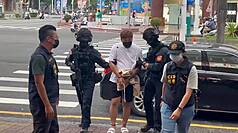 屏東縣枋寮鄉京沅鎢鈷資源公司黃姓董事長日前於家中遭殺害，警方4日在中部逮捕涉案的林姓離職員工（中），押解回警局調查以進一步釐清案情。
