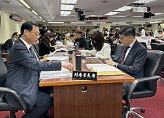 衛福部長石崇良（前左）、行政院食安辦公室主任許輔（前右）5日列席立法院衛環委員會，進行專題報告並備詢。