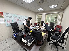 調查局5日指出，台北、新北、士林、桃園、新竹及台南地檢署指揮調查局所屬9個外勤處站，自7月13日至8月4日同步偵辦17家中企來台非法從事挖角高科技人才案件，搜索64處所、詢問114人次。
（調查局提供）