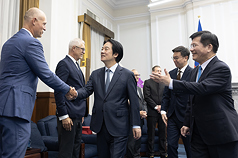 總統賴清德（前中）5日在總統府接見「凱達格蘭論壇：2026印太安全對話」訪賓，外交部長林佳龍（右）、國安會副秘書長林飛帆（右2）陪同，與訪團成員握手致意。