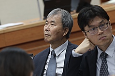 立法院教育及文化委員會5日上午審查大學法部分條文修正草案，教育部長鄭英耀（左）列席。
