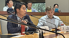 研究保釣運動的歷史學者伍卓駿（左）4日講述保釣運動參與者政治認同的轉變。