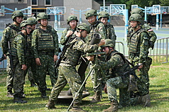 PD
漢光42號演習　後備軍人操練120迫砲（1）
為配合國軍「漢光42號」實兵演習，台北後備旅5日
在台北市中正高中操場進行臨戰訓練。後備軍人投入
戰術位置，操練120迫擊砲。
中央社記者徐肇昌攝 115年8月5日