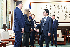 總統賴清德（前右）5日在總統府接見布魯金斯研究院訪問團，感謝布魯金斯研究院長期關注台灣，並指出訪團成員的研究與洞察，也是促進台美相互理解的重要橋梁。
