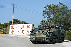 國軍漢光42號實兵演習5日登場，馬防部於防區實施關鍵基礎設施防護演練，模擬重要設施遭敵對勢力襲擾情境，驗證部隊指揮管制、兵力運用及重要目標防護能力。（馬祖防衛指揮部提供）