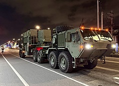 國軍漢光42號實兵演習5日起一連實施10天9夜，空軍晚間展開防空部隊機動部署演訓項目，愛國者飛彈車(圖）現蹤高雄市仁武區街頭。