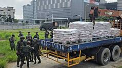 國軍「漢光42號演習」持續進行，澎湖第一作戰區6日上午徵用民車進行「第一類補給品主動運補」演練，支援三軍部隊糧秣需求。