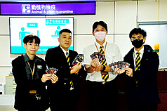 農業部動植物防疫檢疫署桃園分署桃園機場檢疫站站長吳思宏（左2）表示，防檢署桃園分署將檢疫犬宣導海報設計為檢疫犬名片小貼紙，歷經2代試印後，近日正式推出第3代，印製18款。