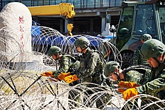 國軍漢光42號實兵演習一連實施10天9夜，馬祖防衛指揮部6日實施重要港口防衛演練，由工兵部隊結合
民間物力，運用蛇腹型鐵絲網等阻材，建構多層次阻絕設施。（馬祖防衛指揮部提供）