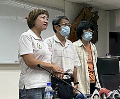 新北校園命案受害者父母6日在民進黨市議員石一佑（左）陪同下舉行記者會，宣布將從各界收到的善款中，提撥新台幣500萬元設立獎助學金，傳承兒子熱心助人的意志。