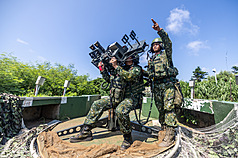 國軍漢光42號實兵演習持續進行，澎湖第一作戰區6日實施防空接戰程序演練，官兵進入戰術位置，操作
雙聯裝刺針飛彈系統，並依指揮命令完成武器啟動、目標接獲及模擬接戰等程序。（軍聞社提供）