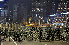 國軍漢光42號實兵演習一連10天9夜實施，6日晚間在新北淡江大橋實施阻絕演練，並由工兵群負責相關架設演練。