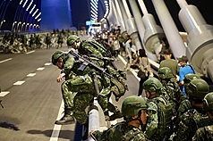 PD
漢光演習　淡江大橋首度封橋阻絕演練（2）
漢光42號實兵演習第2天，北部地區重點為淡江大橋
首度封橋阻絕演練，6日晚間工兵翻越圍欄進行演
習，由於人行及自行車道開放通行，吸引不少民眾駐
足圍觀。
中央社記者王飛華攝　115年8月7日