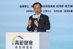 第3屆高齡健康產業博覽會7日在台北世貿1館開幕，衛福部長石崇良表示，面對超高齡社會，高齡政策以「自主、自立、共融、永續」為願景，重點是延長健康餘命；長照政策也從過去針對失能者的照顧，往前端預防及健康促進推進。