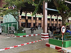 泰國暖武里府中學7日發生校園槍擊事件，校園內部分區域遭警方封鎖，現場聚集多名軍警人員。