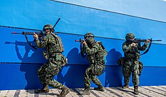 「漢光42號」實兵演習，參演官兵7日在澎湖馬公海水淡化廠演練反特攻，驗證重要民生設施防護與臨機應處能力，展現軍民協同及部隊快速應變效能。（軍聞社提供）