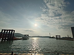 交通部航港局今天(7日)表示，颱風白海豚影響明天(8日)10航線，計43航次停航。圖為南竿福澳港。
