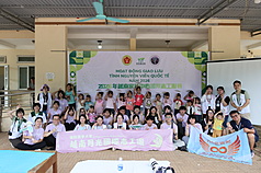 國防醫學大學「越南‧月光國際志工團」與越南家扶於5日與6日在越南富壽省攜手辦理兒童健康促進活動。不僅深化台越民間交流，也讓台灣青年累積跨文化合作與國際服務經驗。
（越南家扶提供）