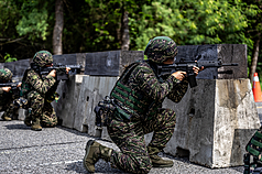 漢光42號演習第3天，國軍第一作戰區7日實施應援作戰演練，模擬敵特工人員襲擾港口彈藥庫，海軍陸戰隊官兵向目標中心逐步搜索，對模擬敵特工人員實施火力壓制及包圍控制，完成重要軍事目標防護任務。（軍聞社提供）