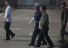 總統賴清德（前中）8日上午前往海軍左營基地，視導「漢光42號實兵演練－濱海打擊及近岸防禦」。