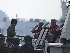 總統賴清德（左）8日上午赴海軍左營基地視導漢光42號演習「濱海打擊及近岸防禦」課目，在國防部長顧立雄等人陪同下，登上進行啟航前檢查的光六飛彈快艇64艇視導。