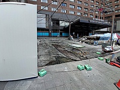颱風白海豚接近，台北市政府8日表示，市區出現強陣風，造成一起施工鷹架、一起施工圍籬倒塌通報
案。建管處針對2起案件依違反建築法裁罰。圖為忠孝東路上的施工圍籬倒塌現場。