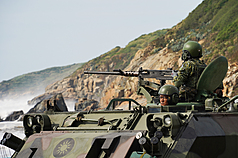 馬祖防衛指揮部指出，配合漢光演習實兵操演進程，馬防部日前實施通信韌性驗證課目，因應戰時通信設施可能遭受破壞，造成通信、網路中斷等狀況。圖為8日在北竿實施反登陸作戰演練。（馬祖防衛指揮部提供）