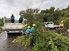 新北市淡水部分地區8日疑似受龍捲風影響，埤島里、崁頂里、義山里有鐵皮掉落及電桿傾斜等狀況，
區公所已派員前往清除倒塌路樹、排除掉落鐵皮及清理水路。